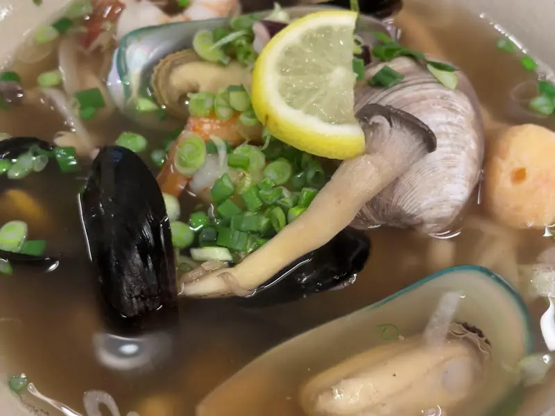 해산물 쌀국수의 푸짐한 모습