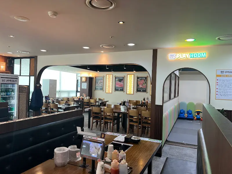 넓고 깨끗한 매장 내부