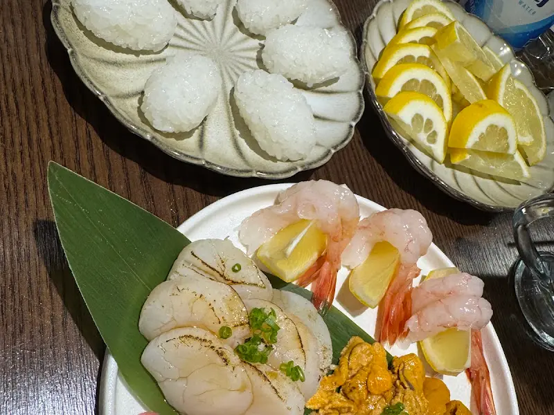 입 안 가득 퍼지는 바다의 풍미, 우니 삼합