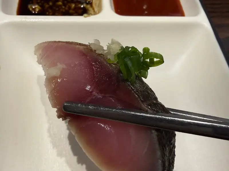 쫄깃한 식감이 일품인 회 한 점