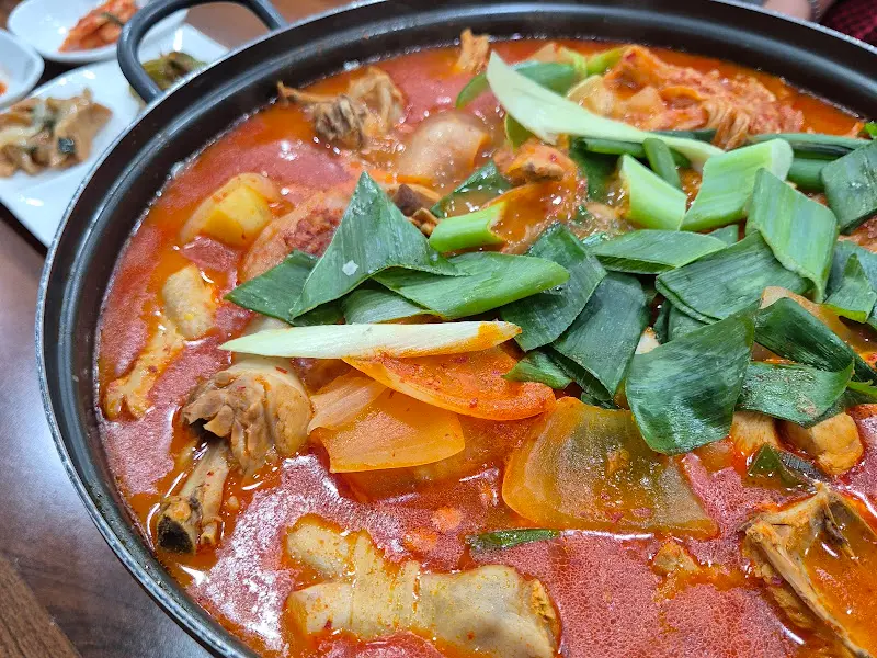 묵은지, 닭고기, 채소가 푸짐하게 들어간 묵은지 닭도리탕