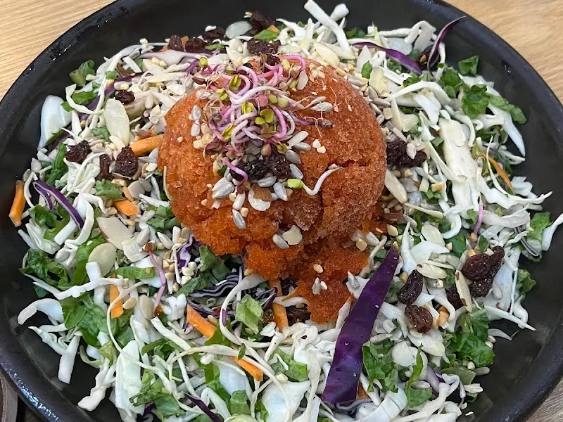 새콤달콤한 쟁반국수의 클로즈업 샷