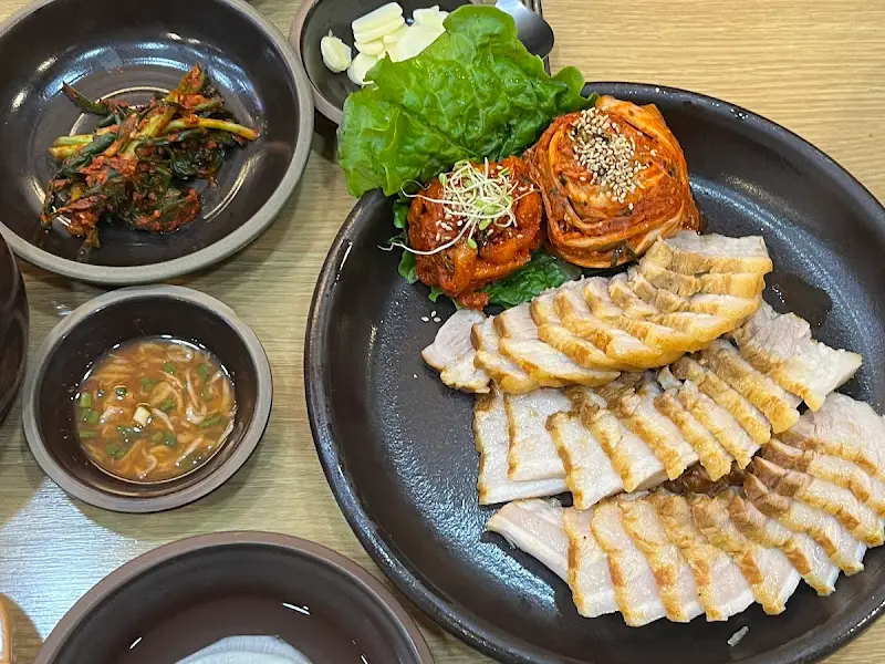 윤기가 흐르는 촉촉한 보쌈 한 상