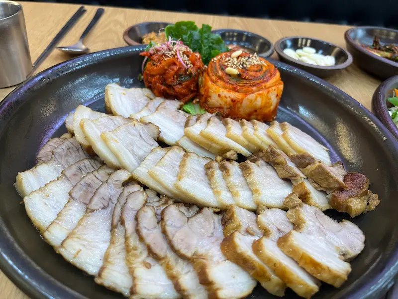 보쌈의 윤기, 김치의 붉은 빛깔이 조화로운 메인 플레이트