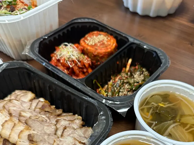 깔끔하게 포장된 보쌈 세트