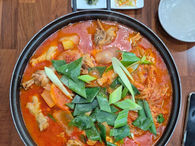 푸짐한 닭고기와 묵은지, 채소가 들어간 닭도리탕