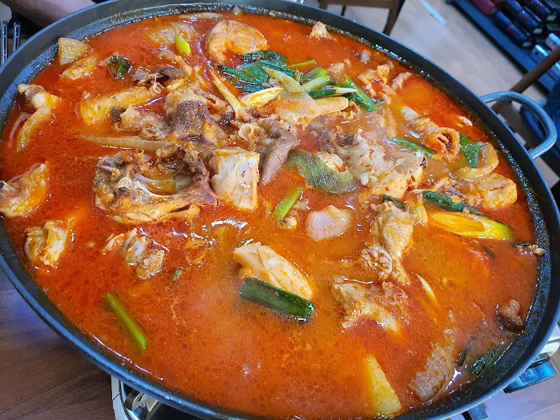 보글보글 끓고 있는 묵은지 닭도리탕