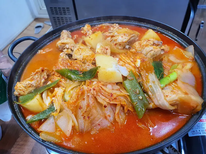 닭고기, 김치, 감자 등 재료가 듬뿍 들어간 닭도리탕