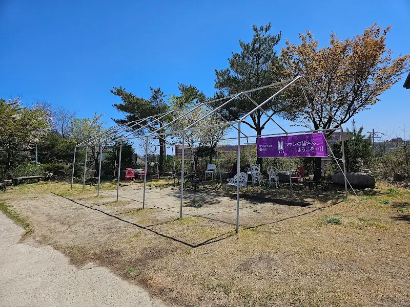 금화정 막국수 야외 대기 공간