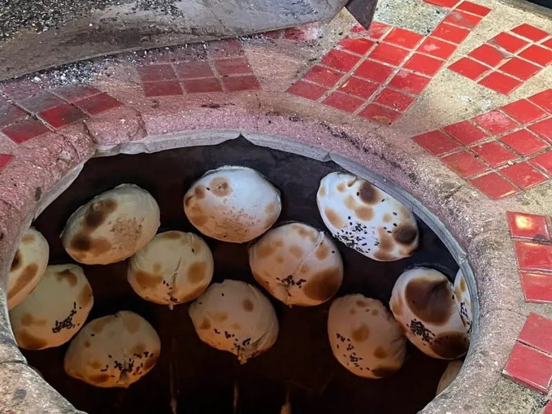 화덕 안에서 구워지고 있는 만두