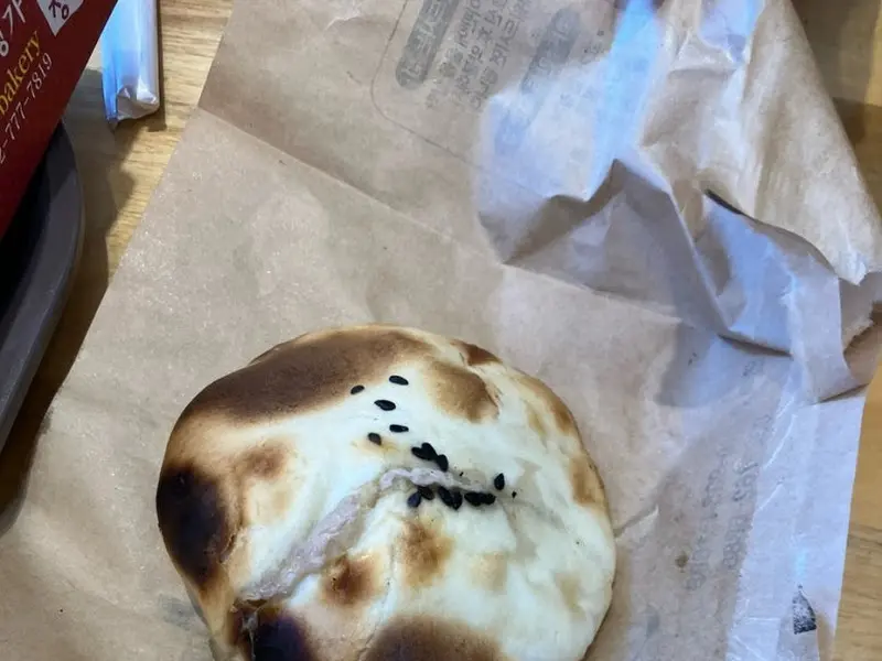 포장지에 담긴 고기 화덕만두