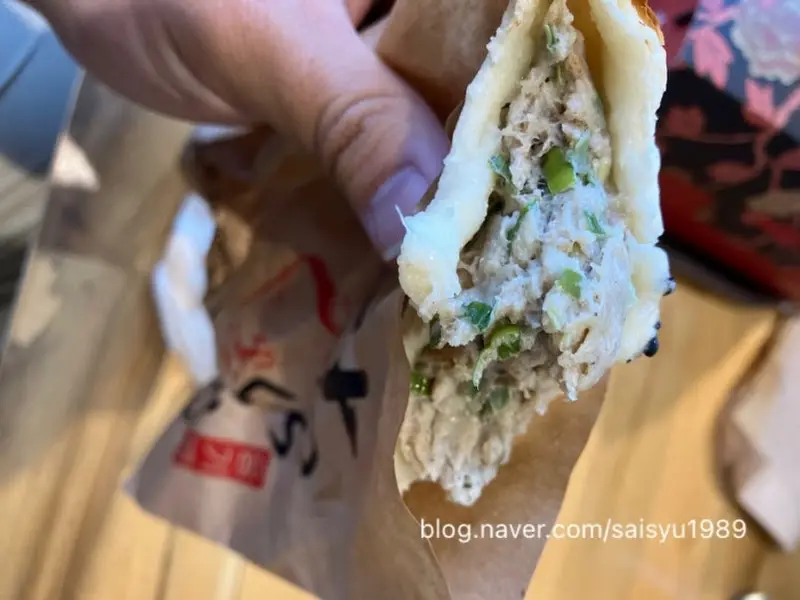 반으로 갈라진 고기 화덕만두 단면