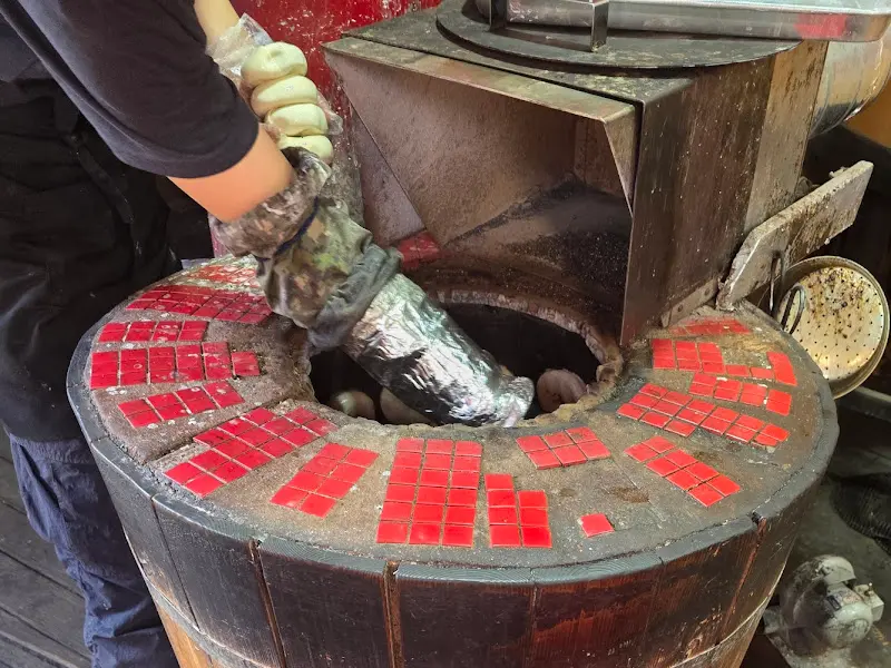 만두를 옹기 화덕에 붙이는 모습