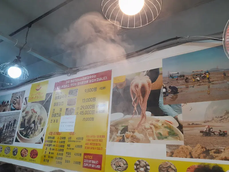 메뉴판과 벽면 사진 장식