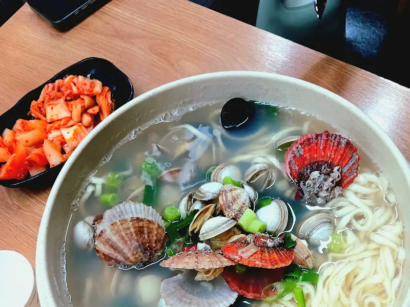 푸짐한 해물칼국수 한 상