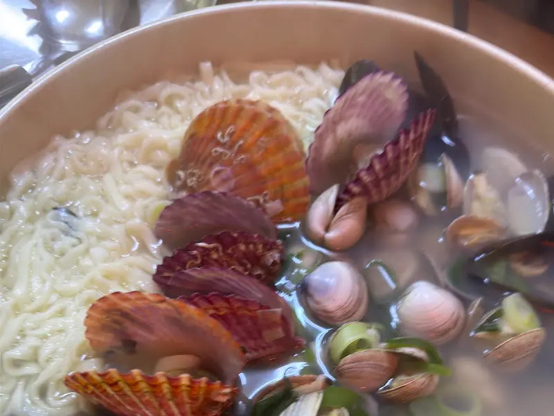 해물칼국수의 다양한 조개들