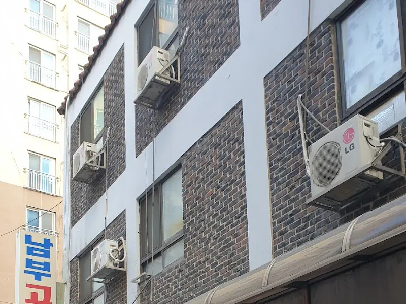 건물 외벽에 설치된 에어컨 실외기