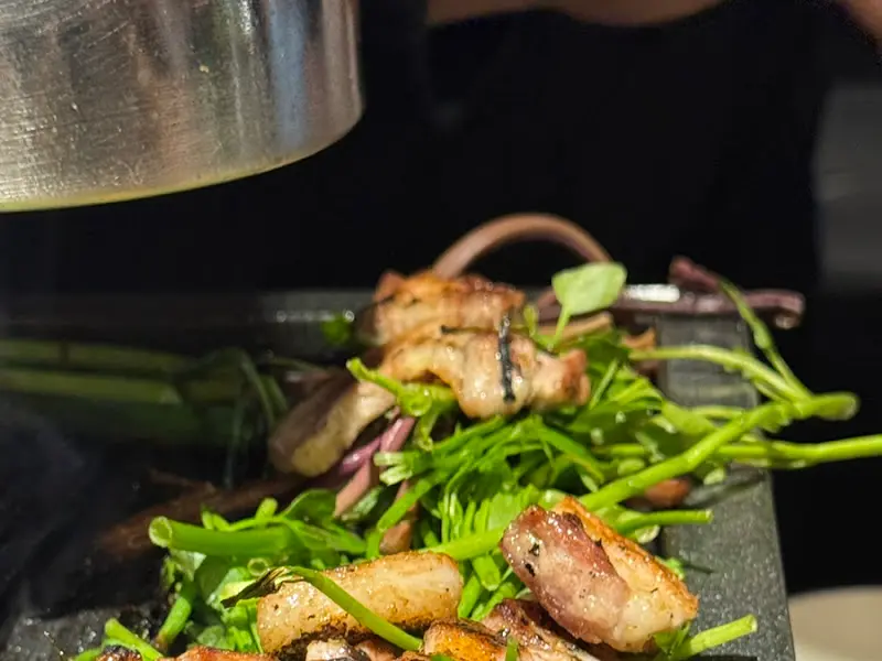 숯불 위에서 익어가는 고기