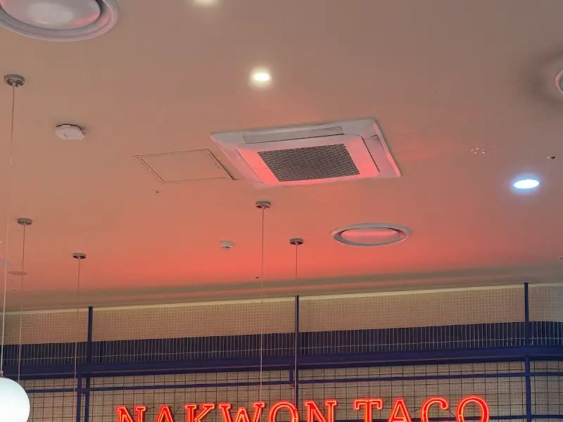 낙원타코 간판이 보이는 천장