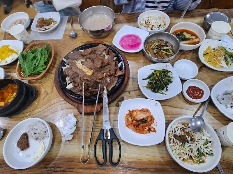 푸짐하게 차려진 밑반찬