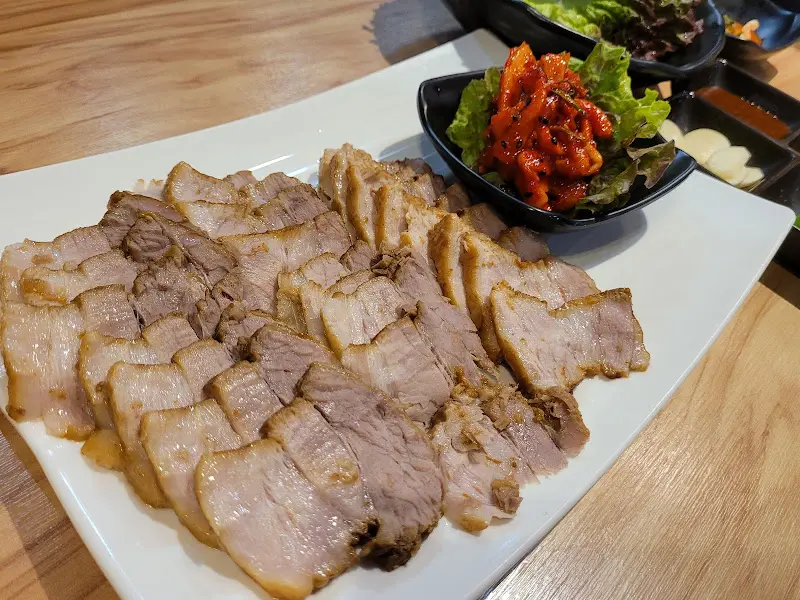 정갈하게 담겨 나온 수육