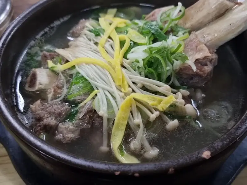 커다란 왕갈비가 인상적인 왕갈비탕