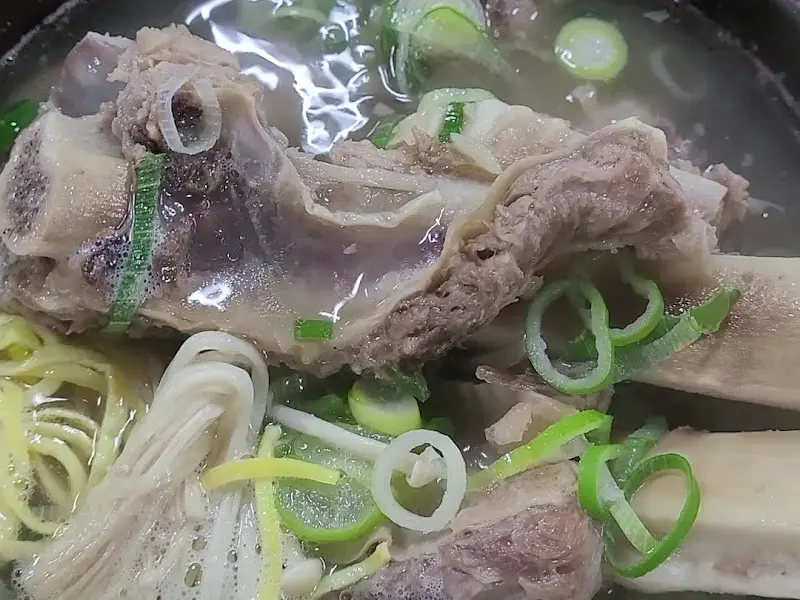 파와 고명이 푸짐하게 올려진 왕갈비탕