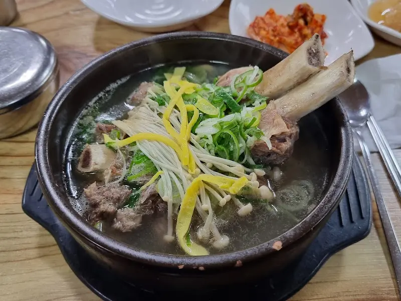 푸짐한 왕갈비탕 한상차림