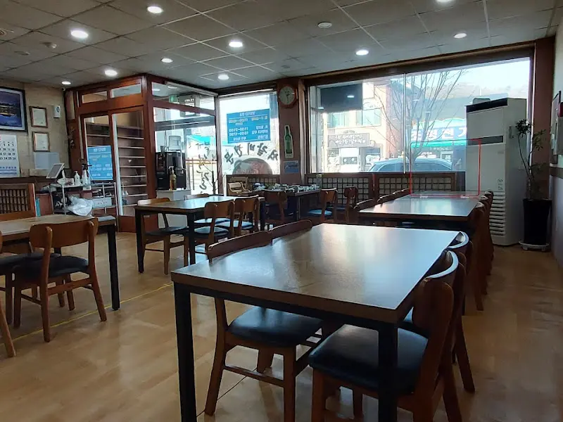 깔끔하고 정돈된 식당 내부