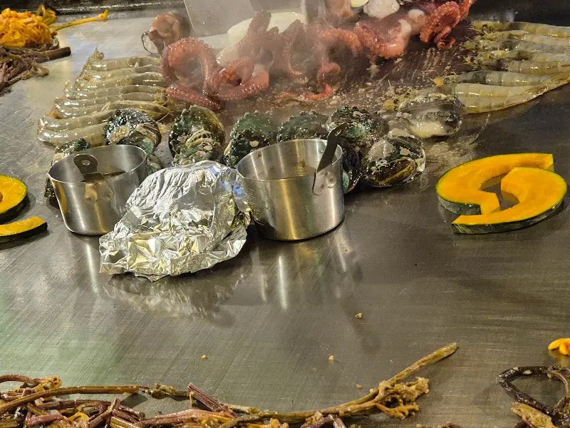철판 위에서 익어가는 해산물