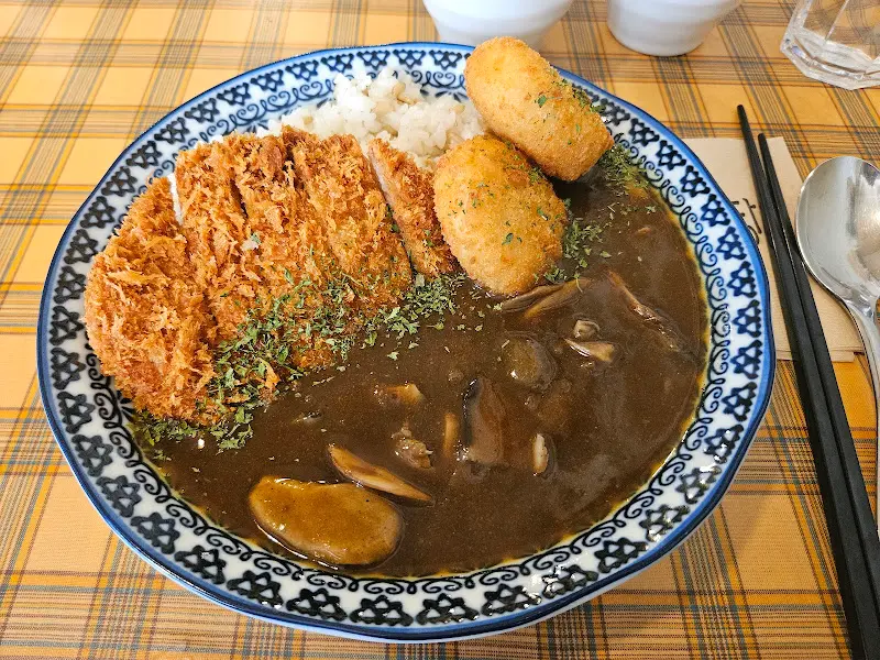 카레라이스에 돈까스와 고로케 토핑을 올린 모습