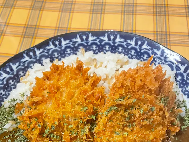 카레라이스 위에 돈까스 토핑