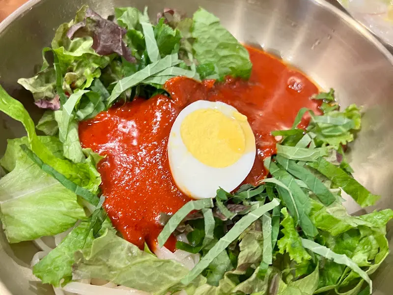 차돌 비빔 칼국수