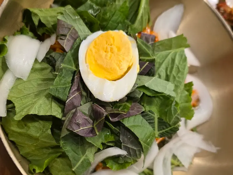비빔칼국수 속 삶은 계란