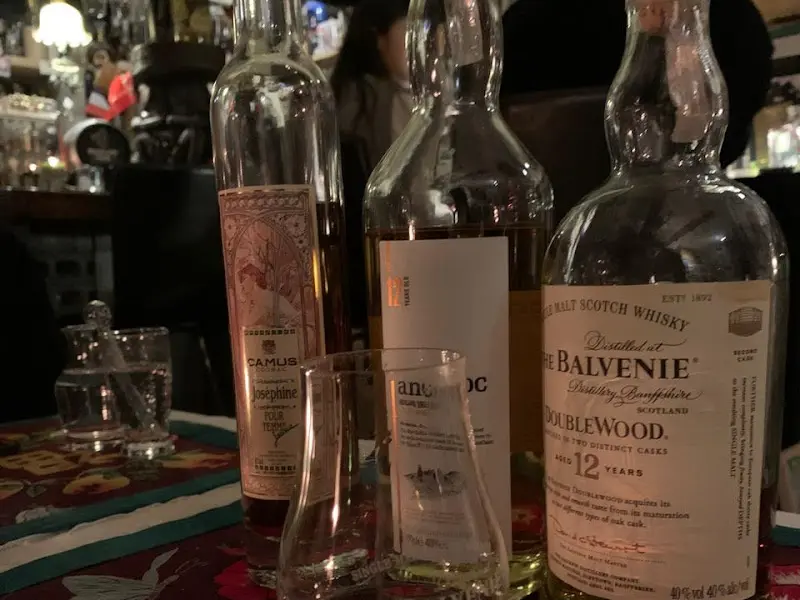 테이블 위에 놓인 위스키 병과 잔