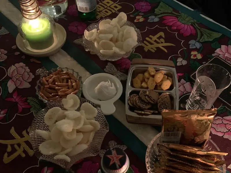 테이블 위에 놓인 다양한 안주