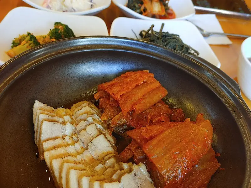 먹음직스러운 갈비찜과 밑반찬
