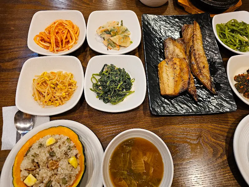 한 상 가득 차려진 음식