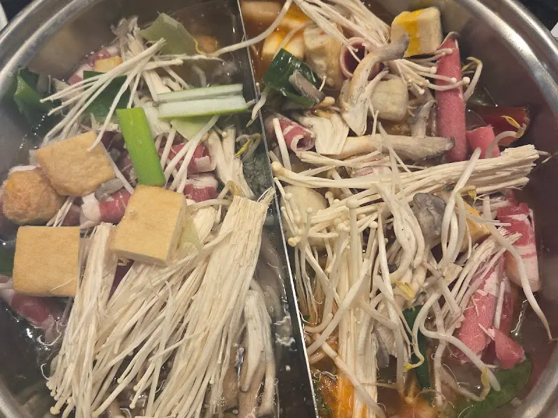 반반 육수에 채소를 가득 넣은 샤브샤브