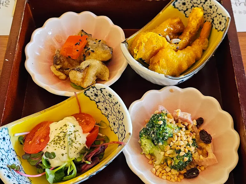 정갈하게 담겨 나온 반찬들