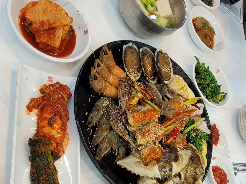 게와 새우, 전복이 함께 나오는 정식