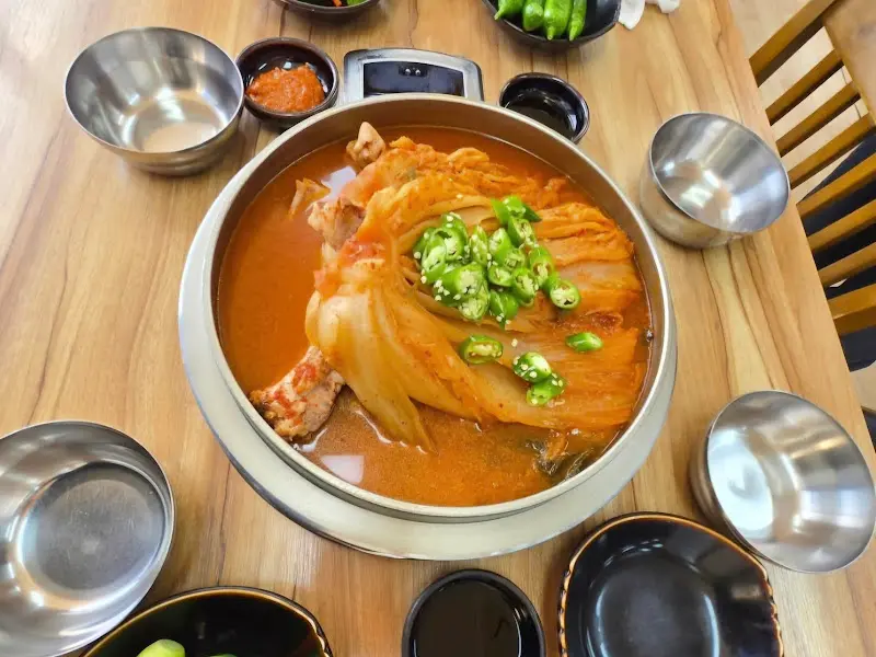 한 상 가득 차려진 김치찌개