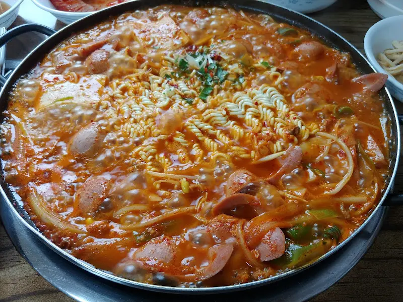 보글보글 끓는 부대찌개