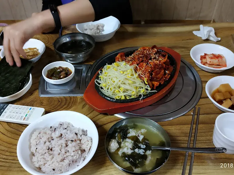 홍고집 부대찌개 내부