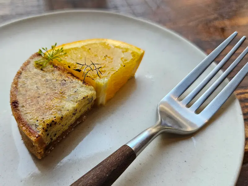 상큼한 오렌지와 함께 제공되는 에피타이저