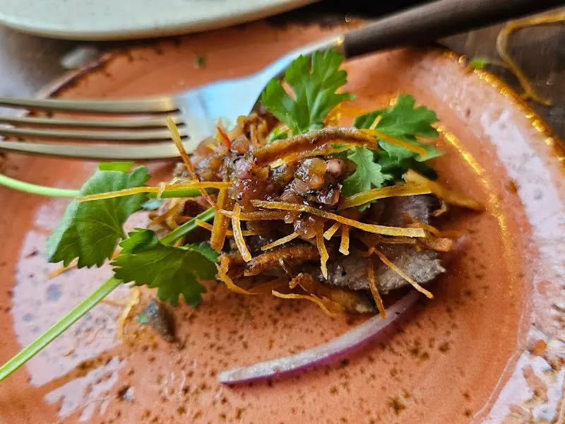 고수와 함께 서빙된 타코