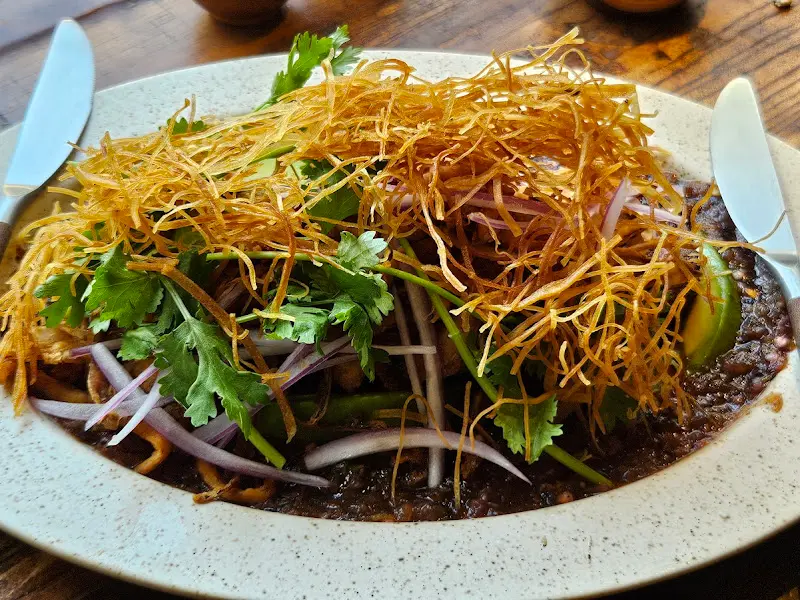 플레이팅이 인상적인 양갈비 요리