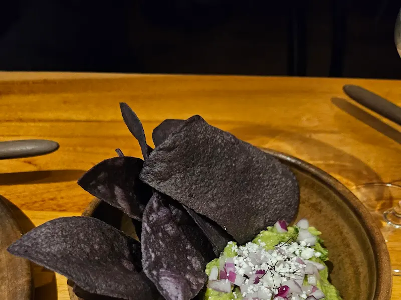 과카몰레와 검은색 또띠아 칩