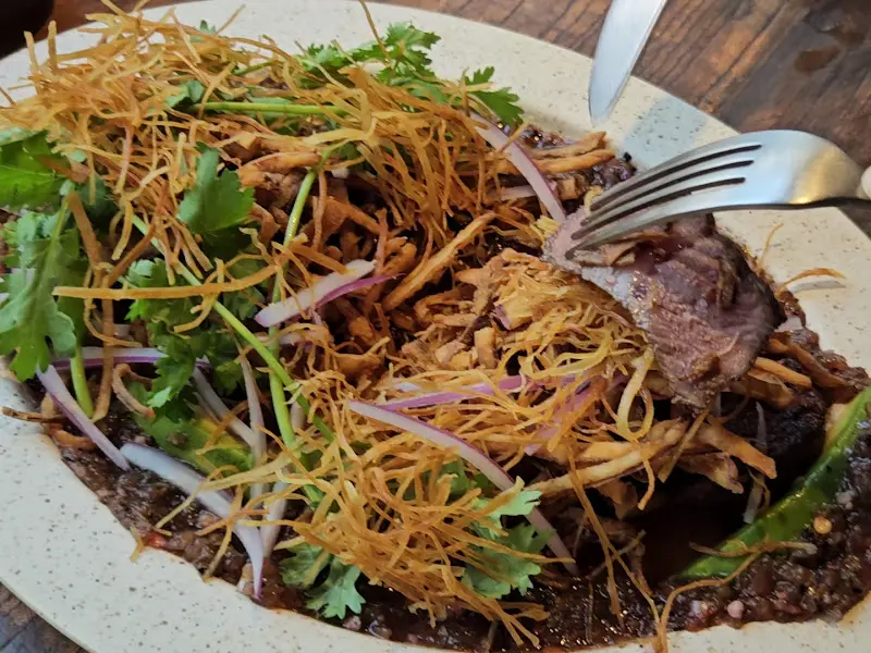 짙은 색 소스가 인상적인 메뉴