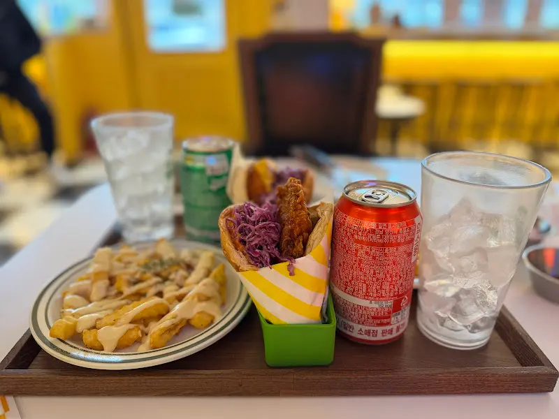 음료와 함께 찍은 버거